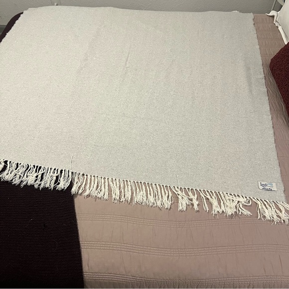 Lands Downunder Elegant Gray Throw Blanket - Picture 4 of 4